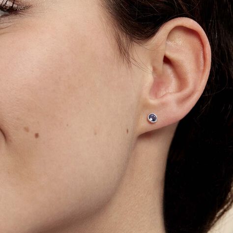 Boucles D'oreilles Puces Edy Serti Clos Or Blanc Saphir - Clous d'oreilles Famille | Marc Orian