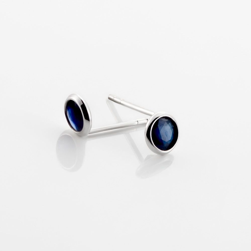 Boucles D'oreilles Puces Edy Serti Clos Or Blanc Saphir - Puces Femme | Marc Orian