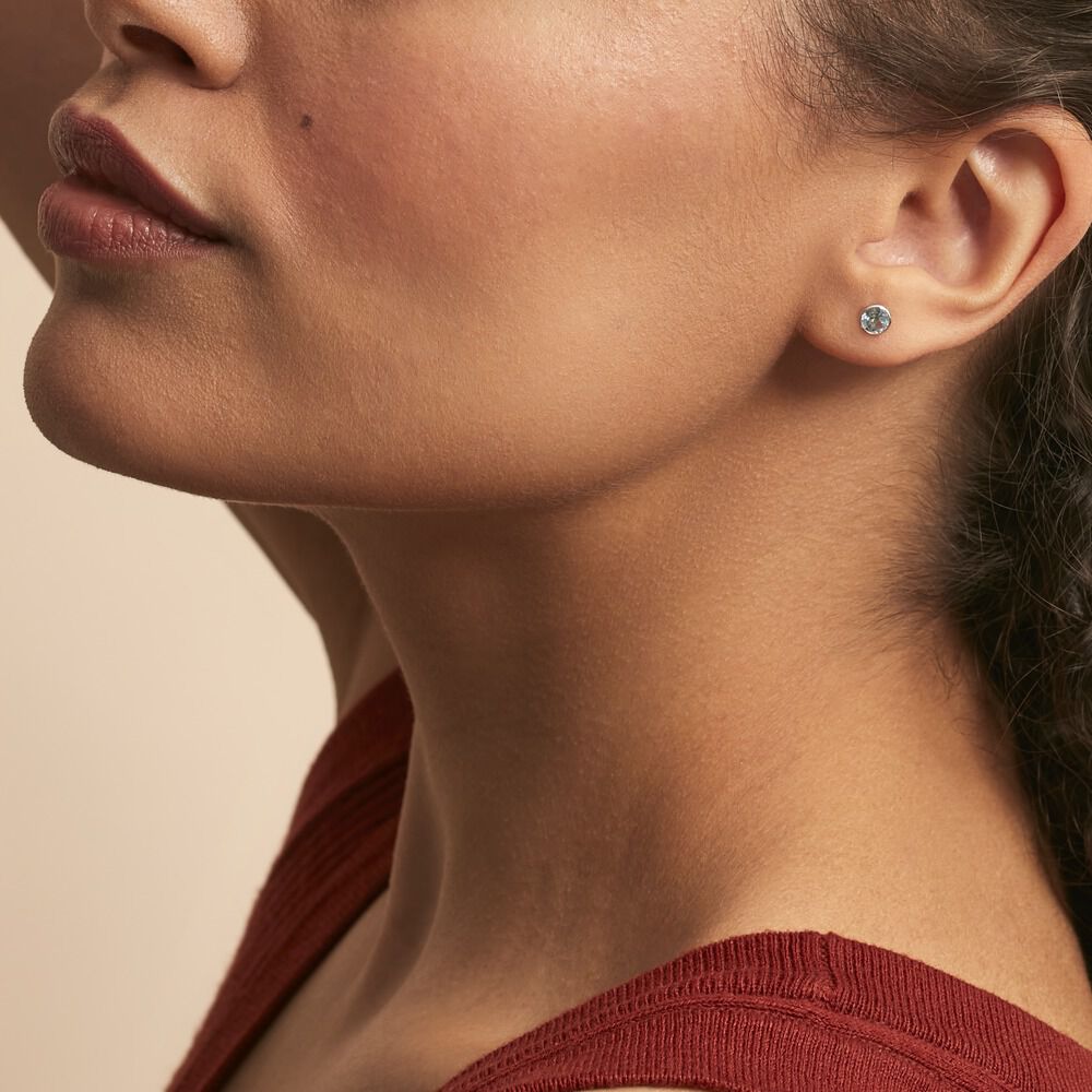 Boucles D'oreilles Puces Edy Serti Clos Or Blanc Topaze - Puces Femme | Marc Orian