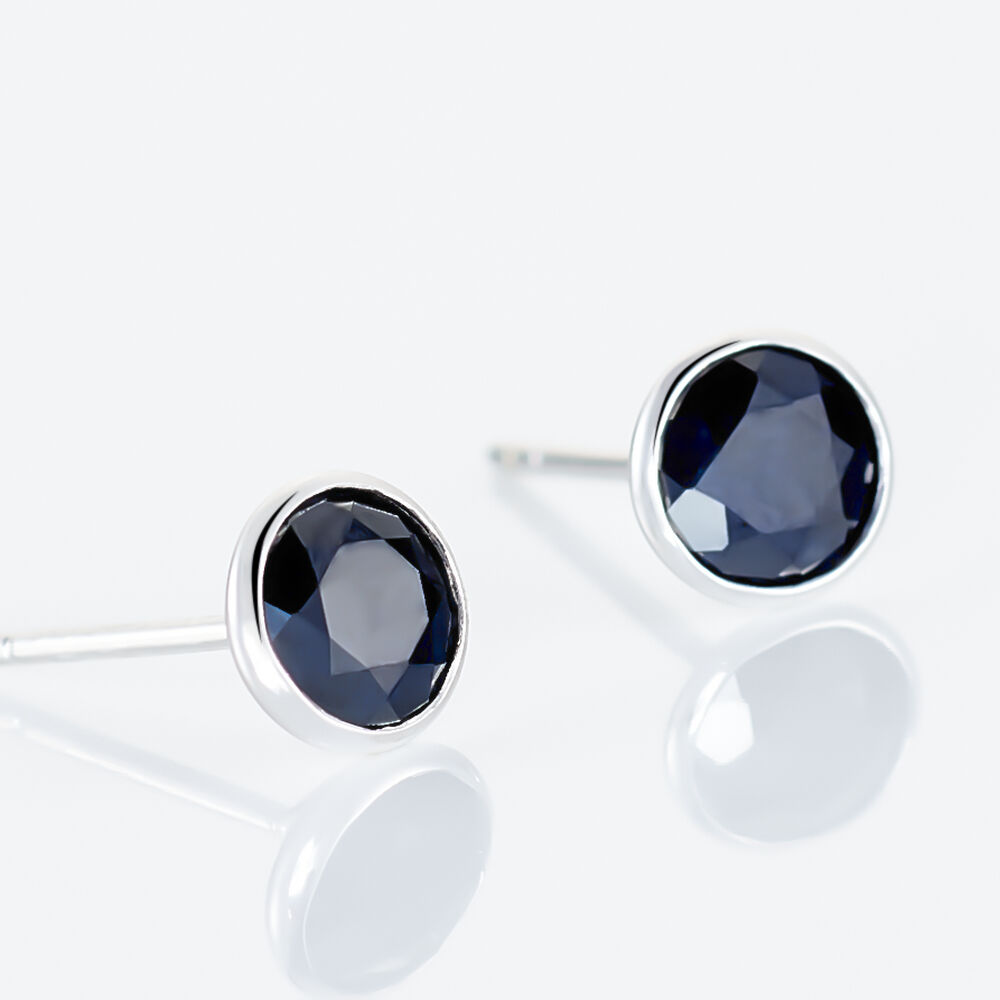 Boucles D'oreilles Puces Edy Serti Clos Or Blanc Saphir - Puces Femme | Marc Orian